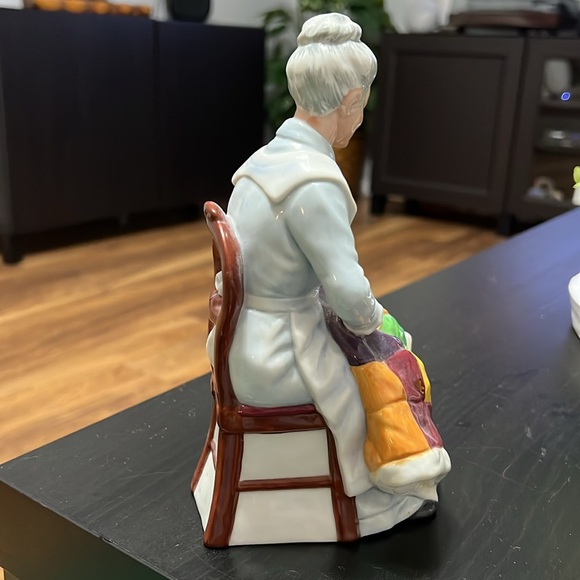 Royal Doulton HN2814 EVENTIDE Bone China Figurine 1976 England - Picture 3 of 5